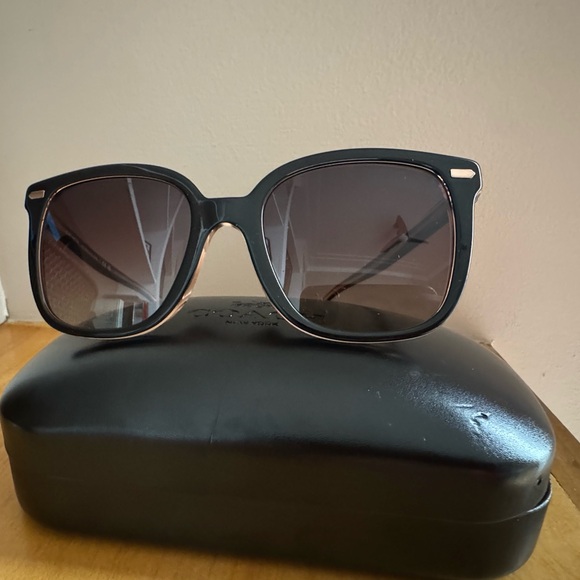 ✨ Coach HC8381U CL918 0HC8381U Sunglasses – Like New ✨ - Picture 4 of 12